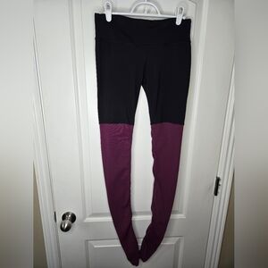 31. Alo Yoga Goddess Leggings – Black & Purple – Size Medium